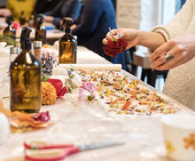 Cargar imagen en el visor de la galería, Taller Teñido con Flores - ONLINE -