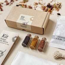 Cargar imagen en el visor de la galería, Kit de teñido con flores - pañuelo de seda -