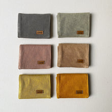 Cargar imagen en el visor de la galería, Billetera con tintes naturales