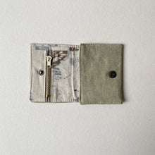 Cargar imagen en el visor de la galería, Billetera con tintes naturales