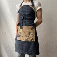 Cargar imagen en el visor de la galería, Delantal de jean con detalles en ecoprint