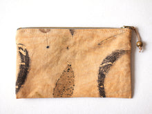 Cargar imagen en el visor de la galería, Cartuchera en Ecoprint