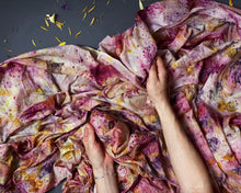 Cargar imagen en el visor de la galería, PROMO DIA DE LA MADRE - TEÑIDO CON FLORES + KIT PAÑUELO DE SEDA

