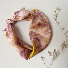 Cargar imagen en el visor de la galería, Kit de teñido con flores - pañuelo de seda -
