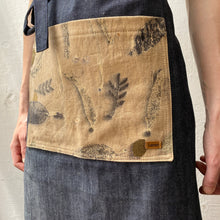 Load image into Gallery viewer, Delantal de jean con detalles en ecoprint
