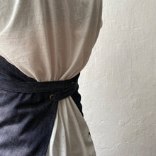 Cargar imagen en el visor de la galería, Delantal de jean con detalles en ecoprint
